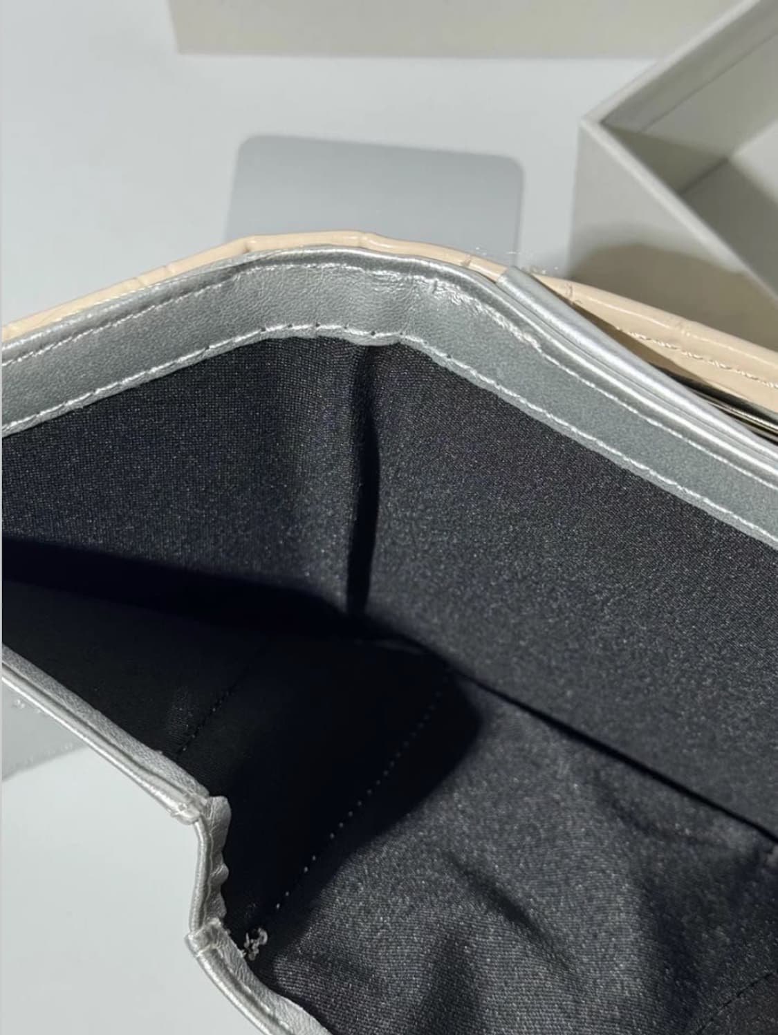 비비안웨스트우드 스킨컬러 레더 은장 하프월렛 반지갑 상품이미지5