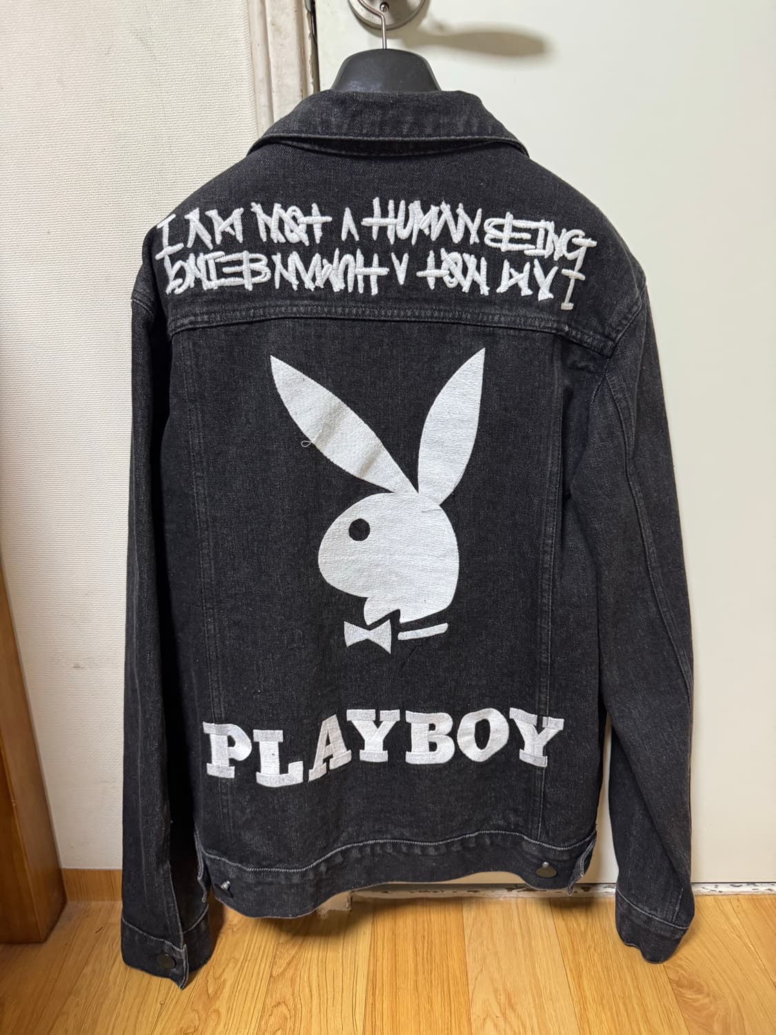 [L] 플레이보이 x 아임낫어휴먼비잉 데님 흑청 자켓 상품이미지1