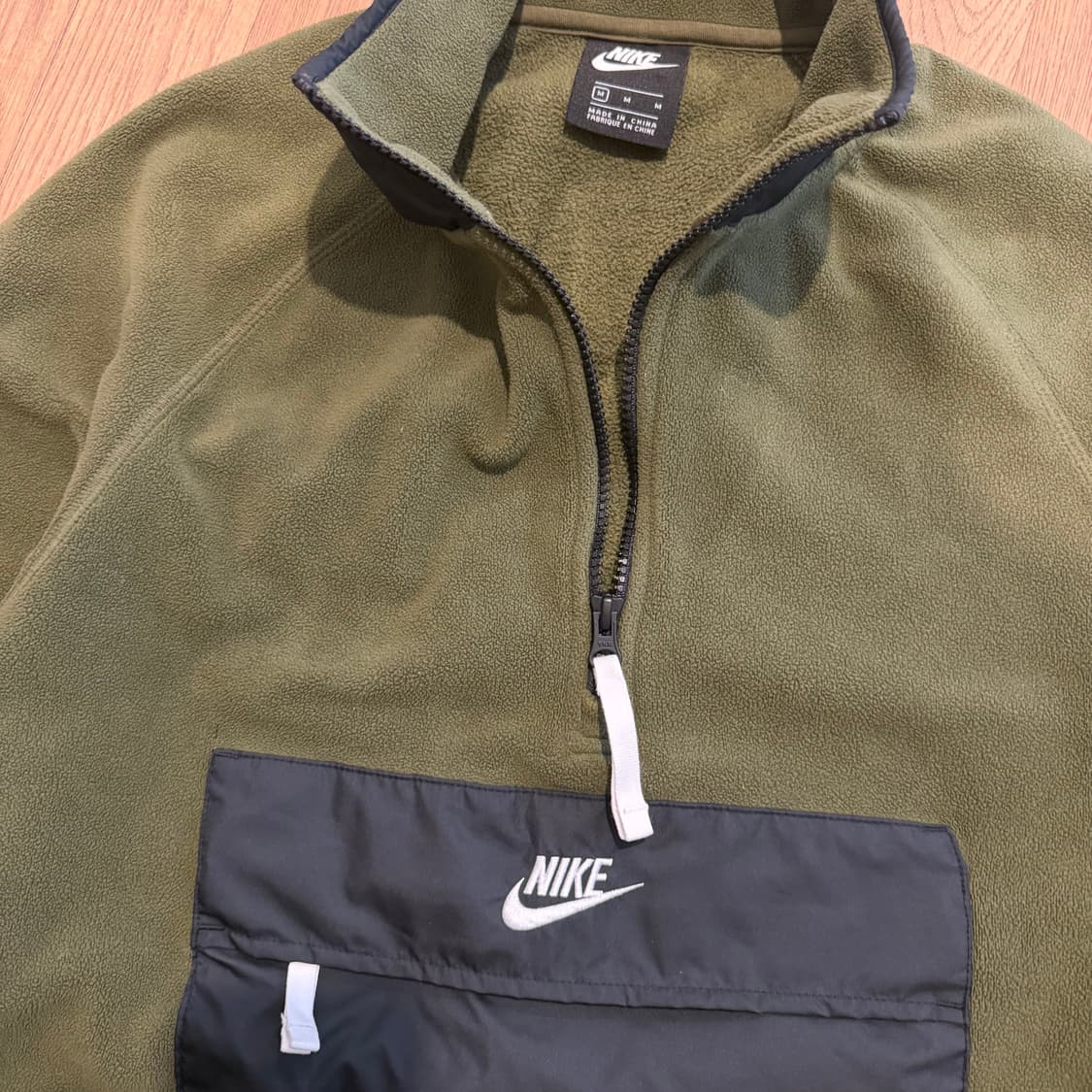 Nike 올리브 그린 색상의 플리스 하프 집업 아노락 상품이미지2