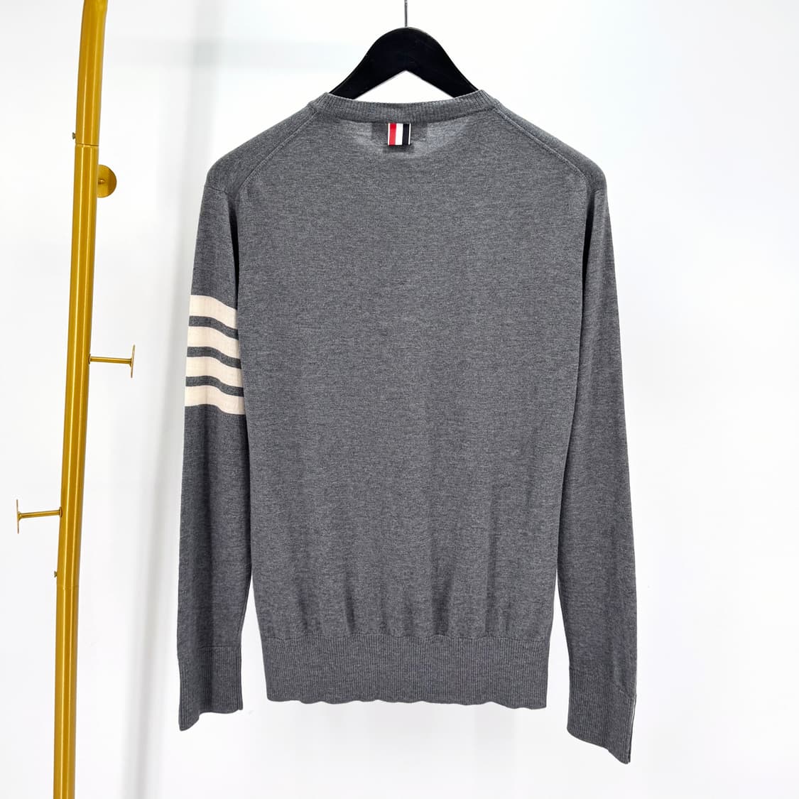 [3사이즈] 톰브라운 사선완장 메리노울 니트 그레이 (MKA002A) 상품이미지2