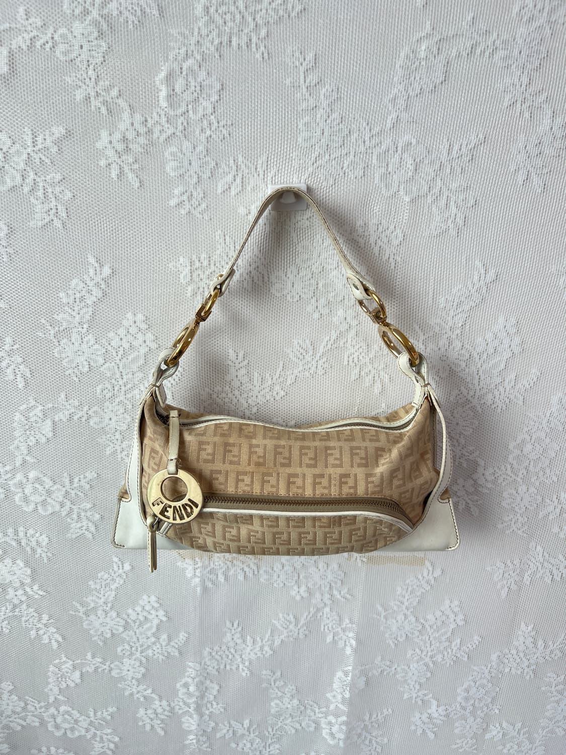 펜디 주카 패턴 숄더백 상품이미지1