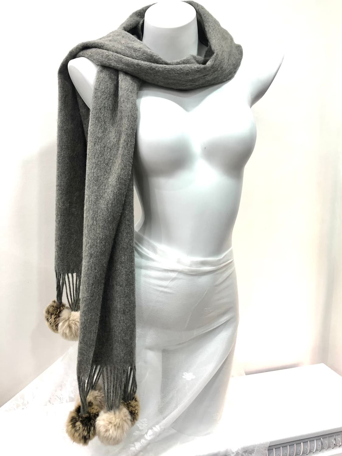 gray pom-pom wool muffler 상품이미지1