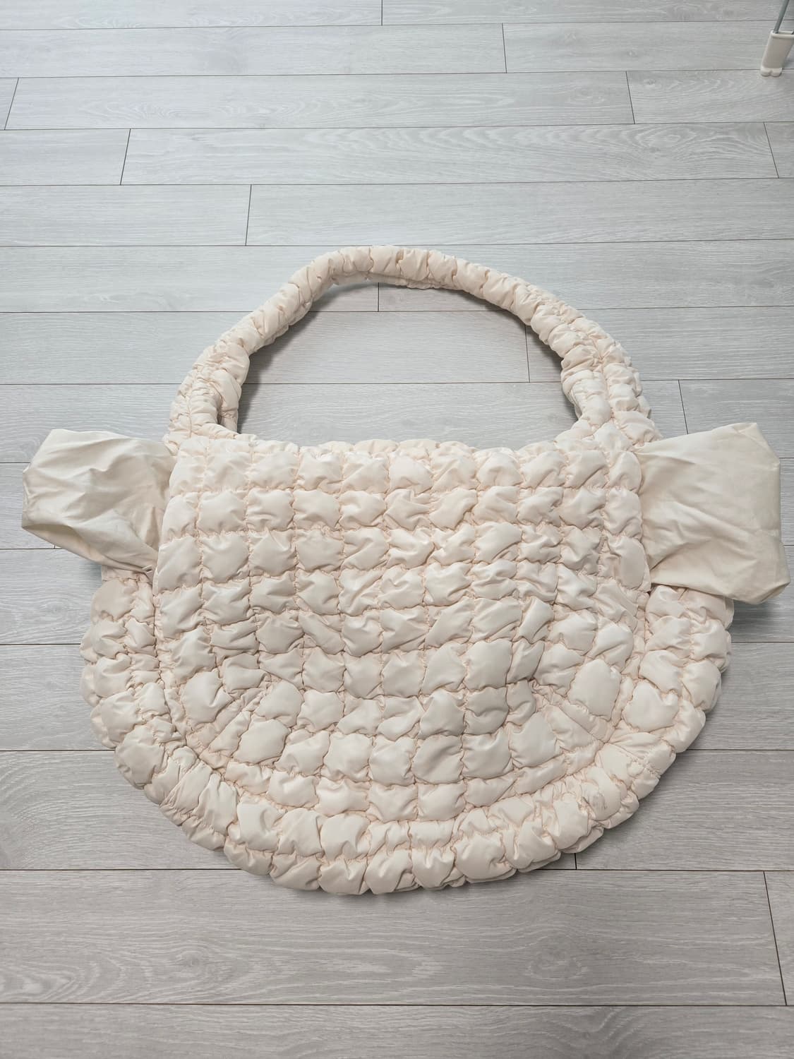 코스 오버사이즈 퀄티드 크로스바디 백 (라이트 베이지) 상품이미지5