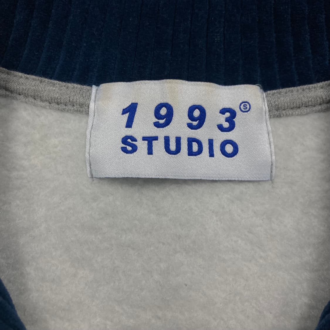 1993 스튜디오 그레이 컬러 스몰 로고 반집업 맨투맨 상품이미지3