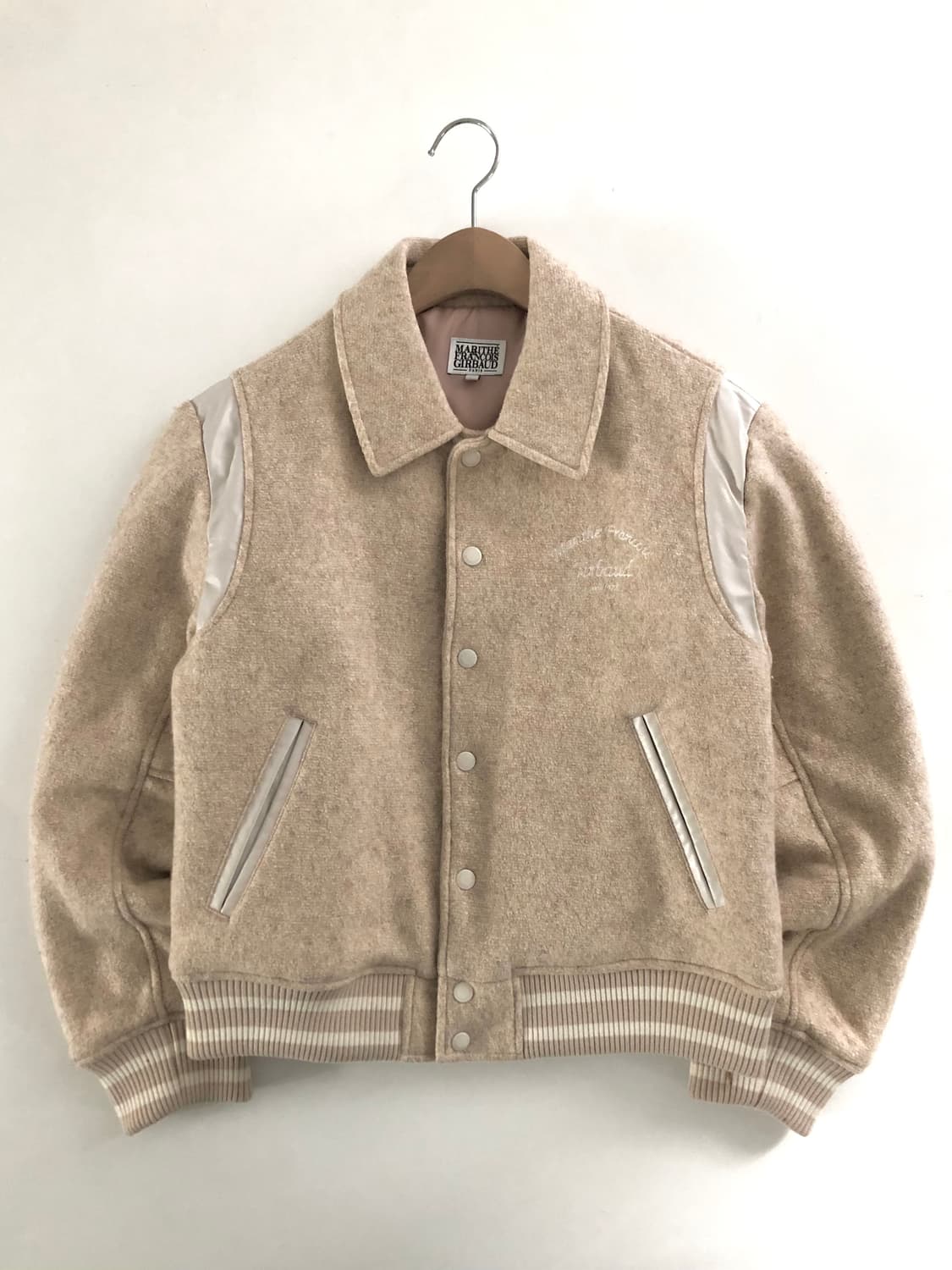 Marithé 마리떼 프랑소와 저버 아이보리 컬러 카라 바시티 자켓 상품이미지3