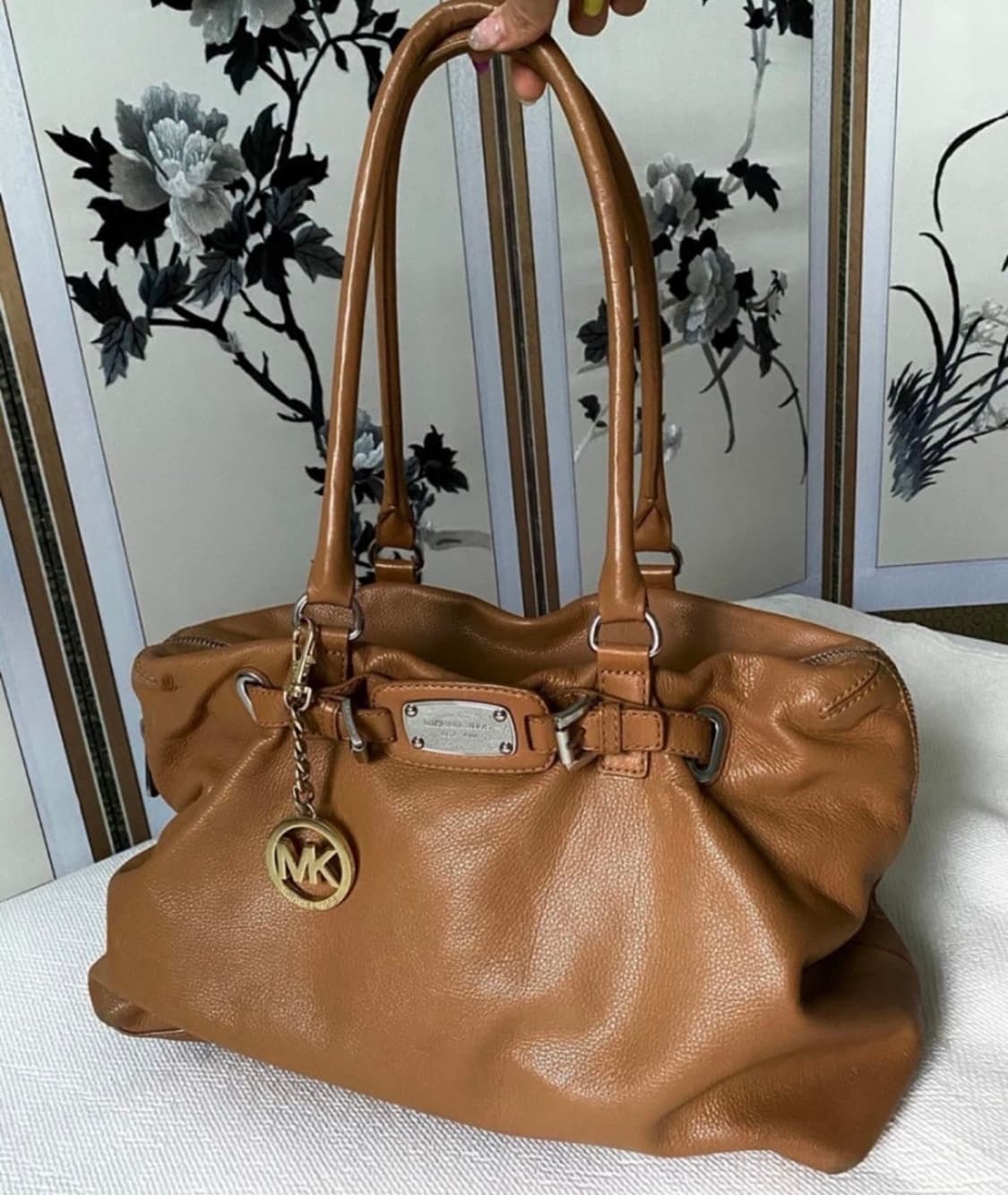 Michael kors 소가죽 빅 레더 숄더백 카멜 상품이미지2