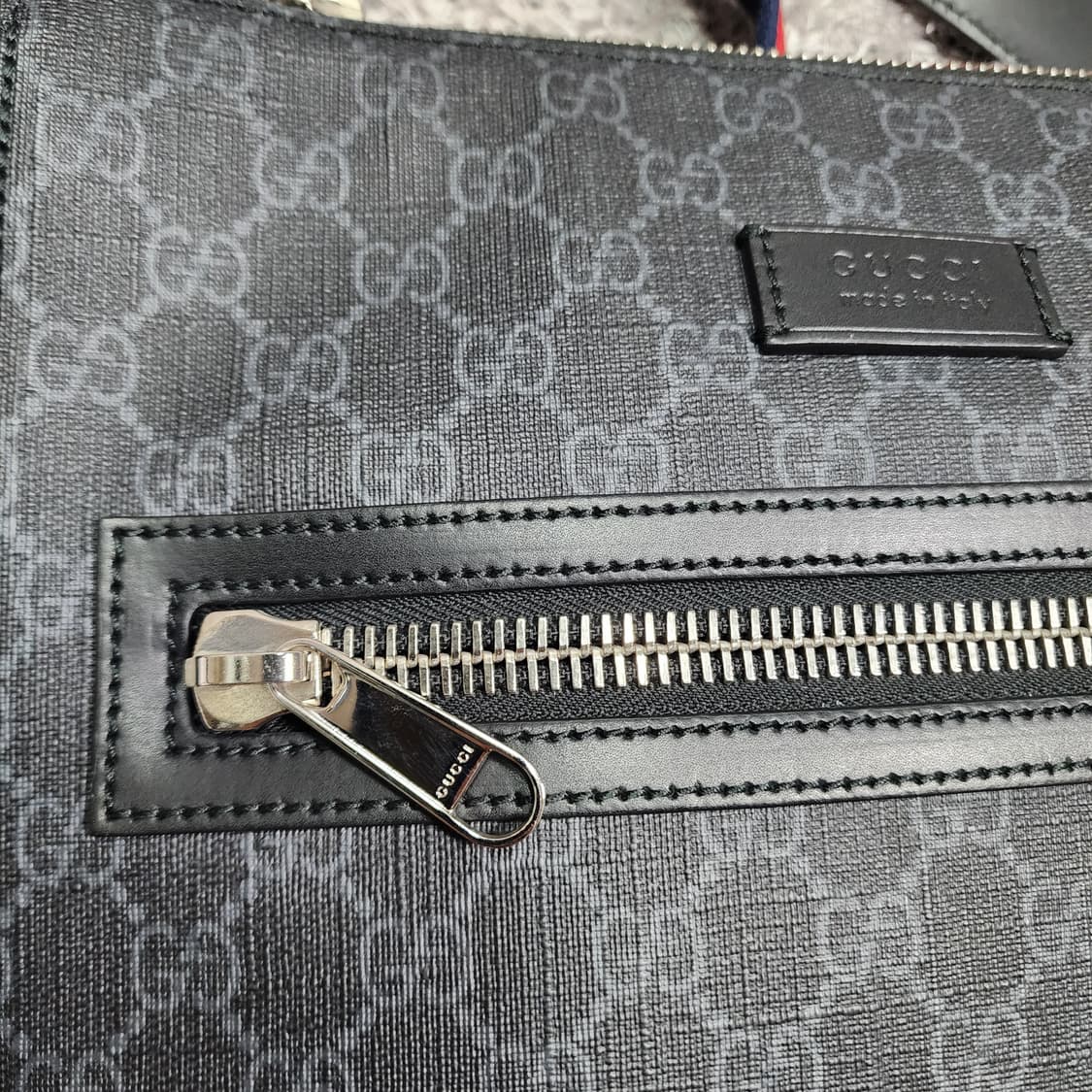 구찌 GG 수프림 웹 스트랩 블랙 메신저 크로스백 상품이미지4