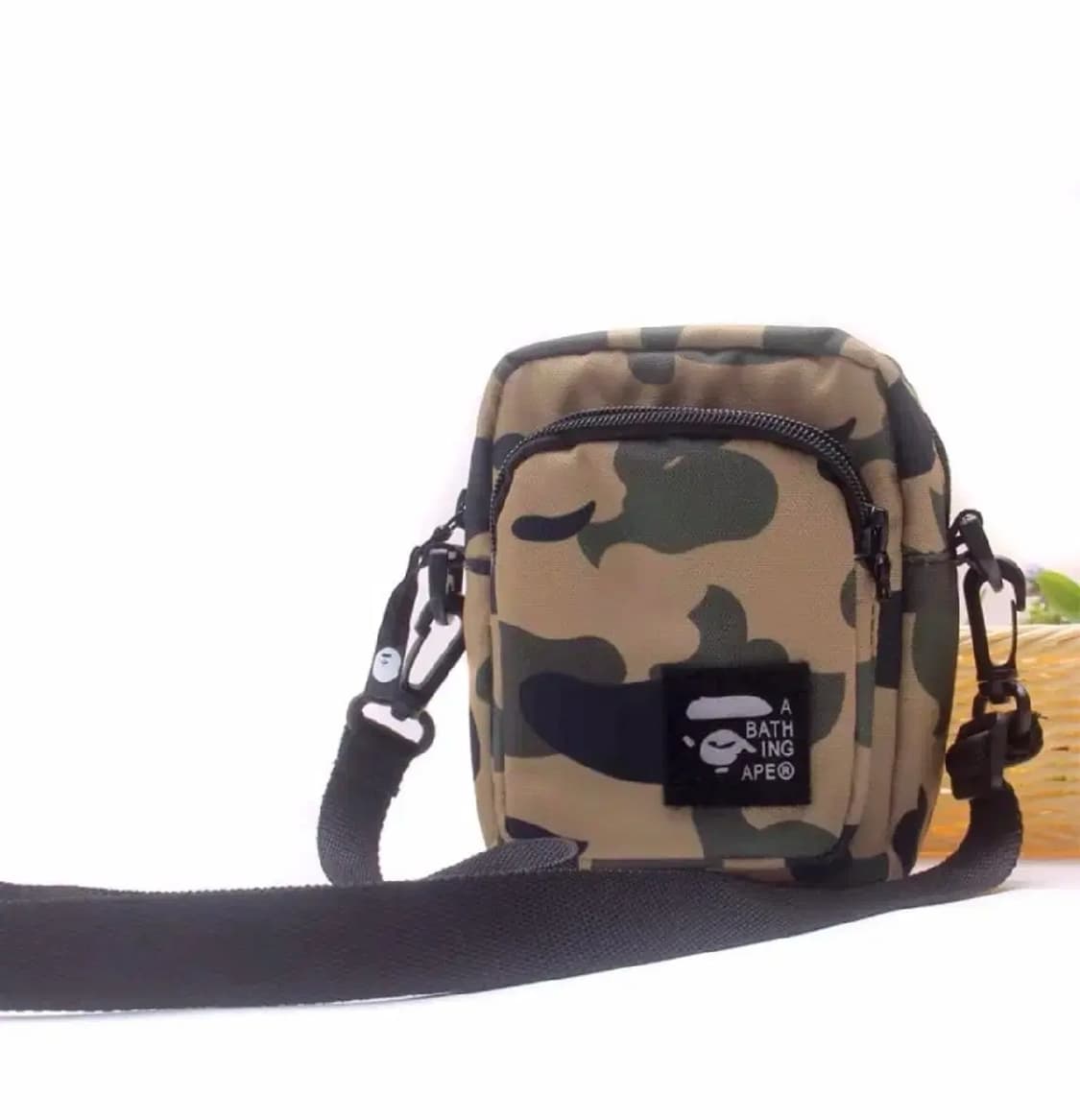 (새상품) 베이프 카모 미니 파우치 크로스백 카메라 가방 상품이미지1
