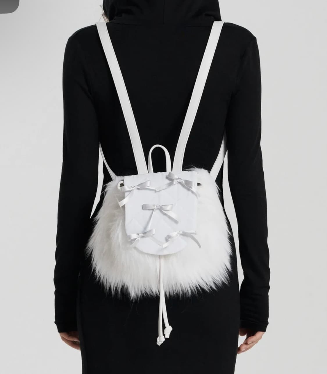 일리오 리본 퍼 백팩 silver ribbon cherbag 상품이미지1