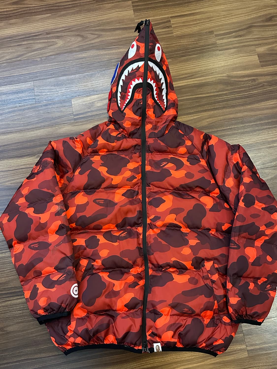 BAPE 레드 카모 샤크 패딩 XXL 상품이미지1