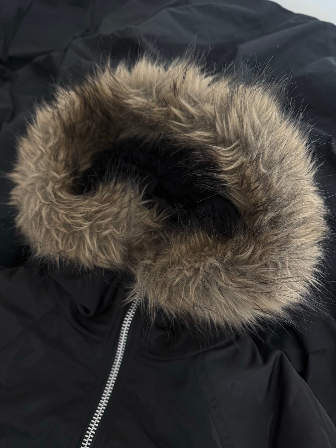 더뮤지엄비지터 퍼후드 메탈 로고 MA-1 점퍼 블랙 S 상품이미지8