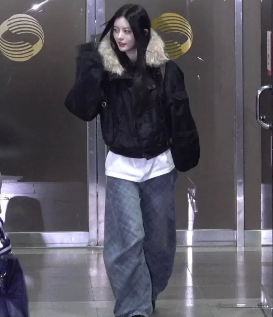 팬시클럽 아일렛 퍼 MA-1 (BLACK) 아일릿 민주 착용 상품이미지2