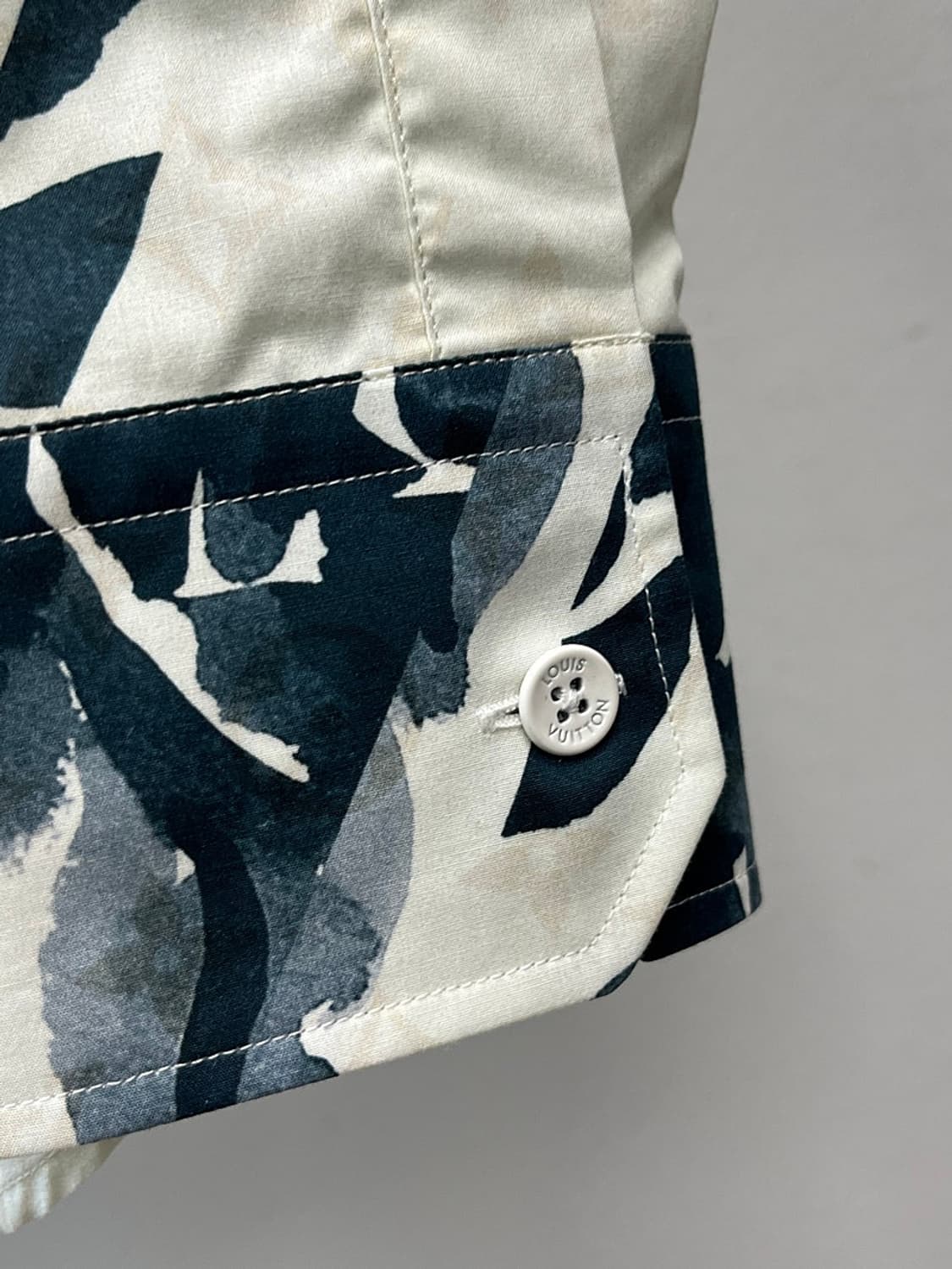 105) 루이비통 24ss 모너그램 플라워 셔츠  상품이미지3