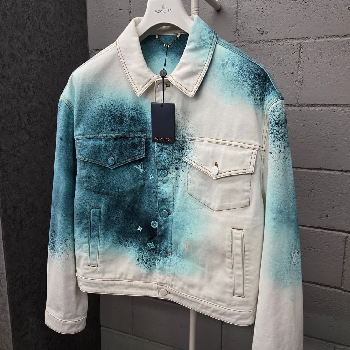 루이비통 LV 모노그램 스프레이 데님 자켓 50 상품이미지1