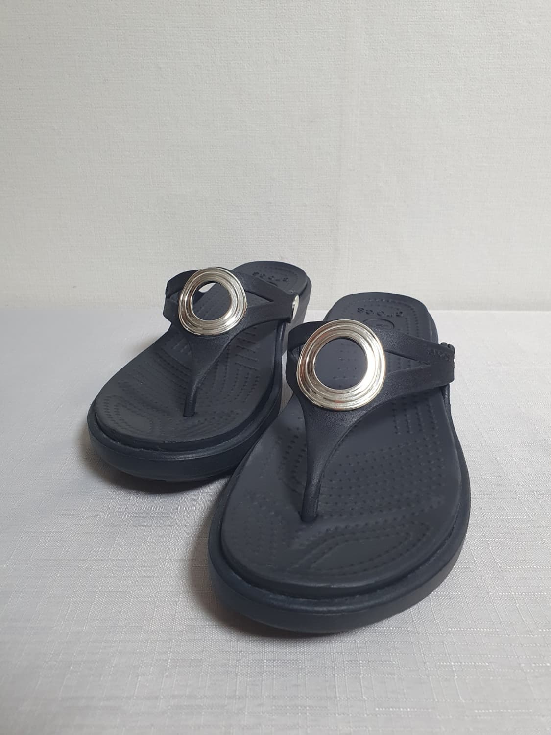 크록스 산라 베벨드 서클 웨지 플립 블랙 230mm 상품이미지6