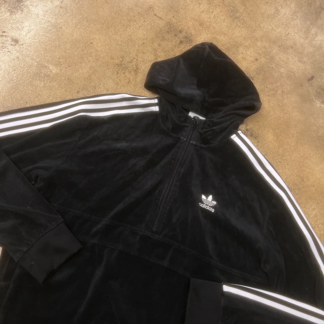 아디다스 블랙 벨벳 반집업 상품이미지1