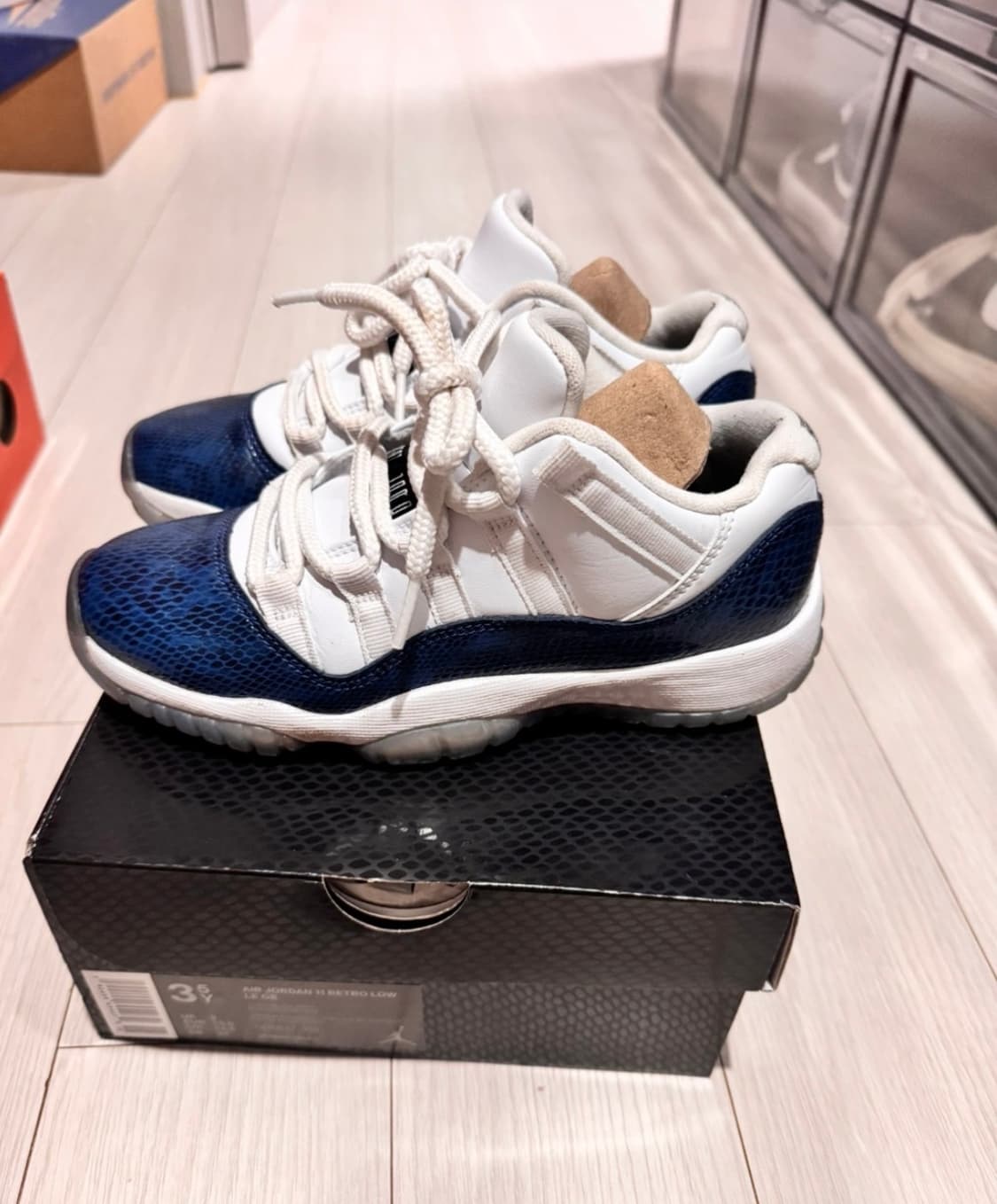 조던 11 레트로 로우 네이비 스네이크스킨 225 상품이미지2