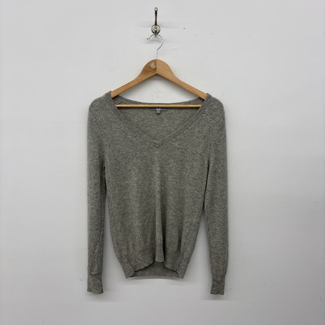 캐시미어100 브이넥 회색 니트 상품이미지1