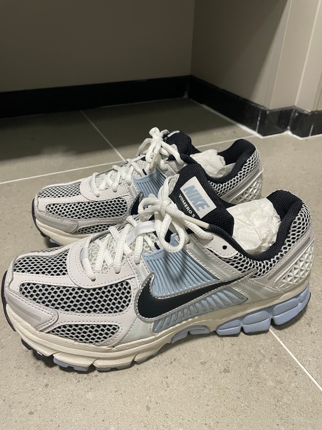 나이키 줌 보메로5 플래티넘 틴트블랙 (245) 상품이미지2