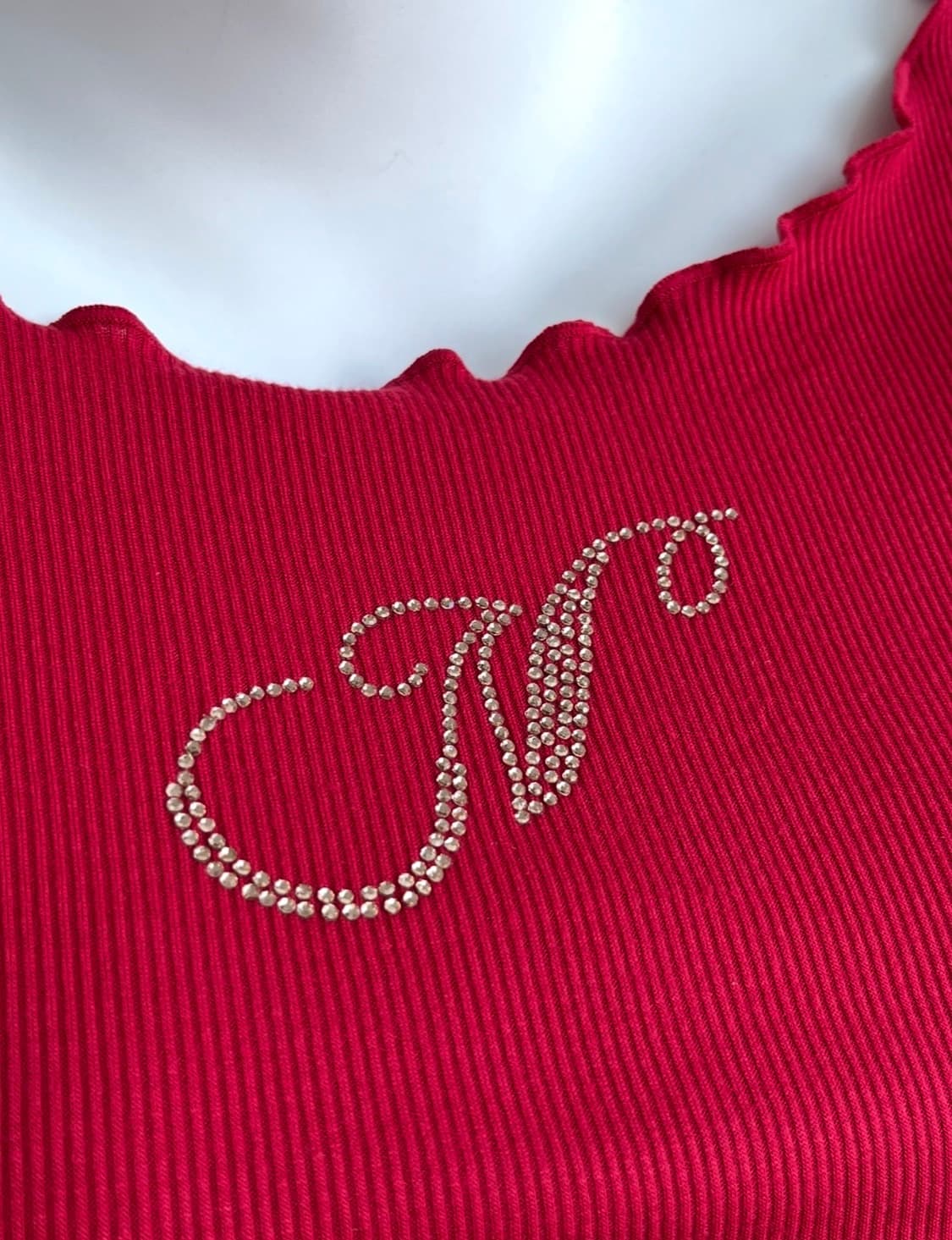 NICE CLAUP 레드 큐빅 로고 프릴 티 상품이미지3