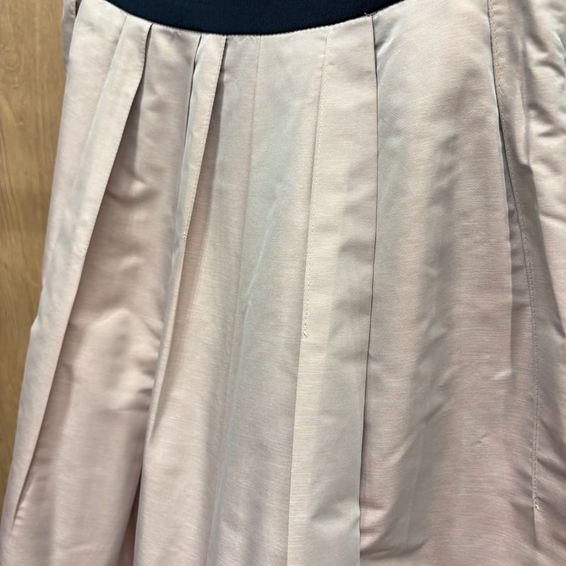 질스튜어트 미디 스커트 세로 플리츠 플레어 블랙 배색 밴드 디테일 핑크 상품이미지6