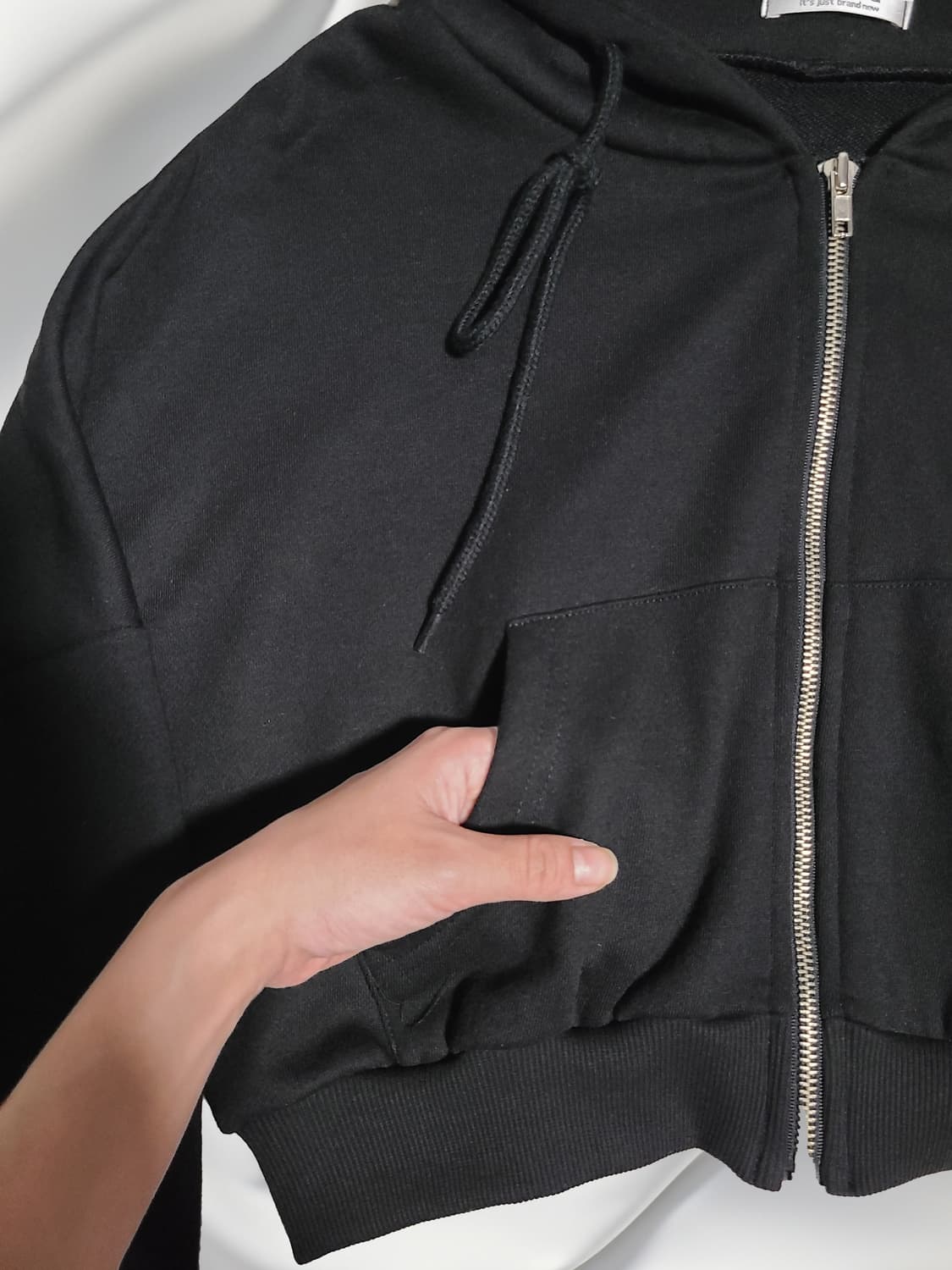 DeJou 블랙 크롭 후드 집업 상품이미지2