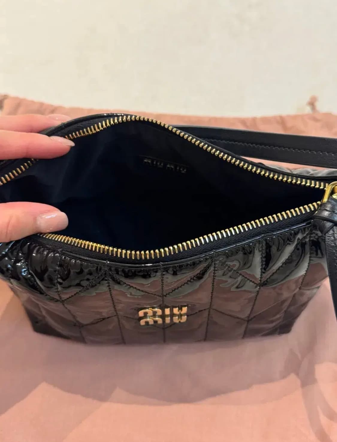 미우미우 스피릿 마테라쎄 페이던트 레더 미니백 블랙 상품이미지5