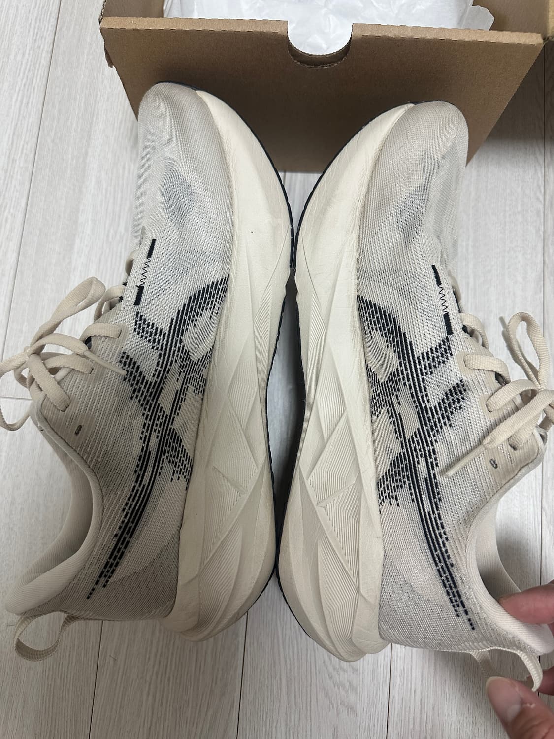 아식스 노바블라스트5 오트밀 275 팝니당 상품이미지5