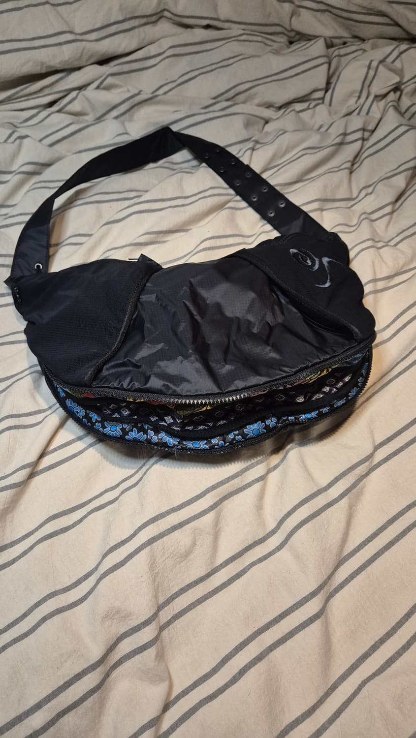 썸웨어아웃사이드 S.O.H.C. 슬링백 블랙 상품이미지5