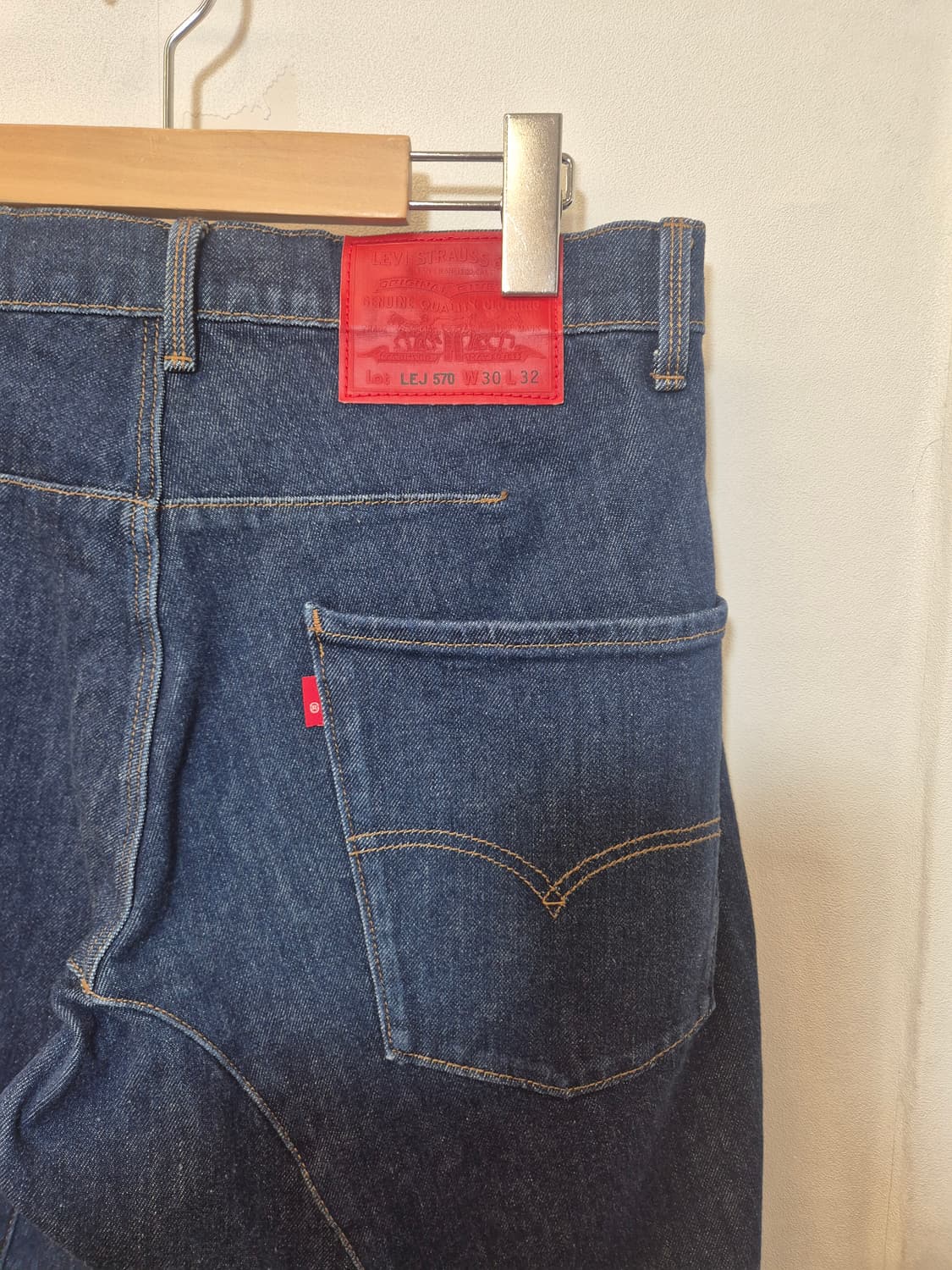 리바이스 프리미엄 라인 LEJ 570 모델
허리 30, 기장 32  상품이미지4