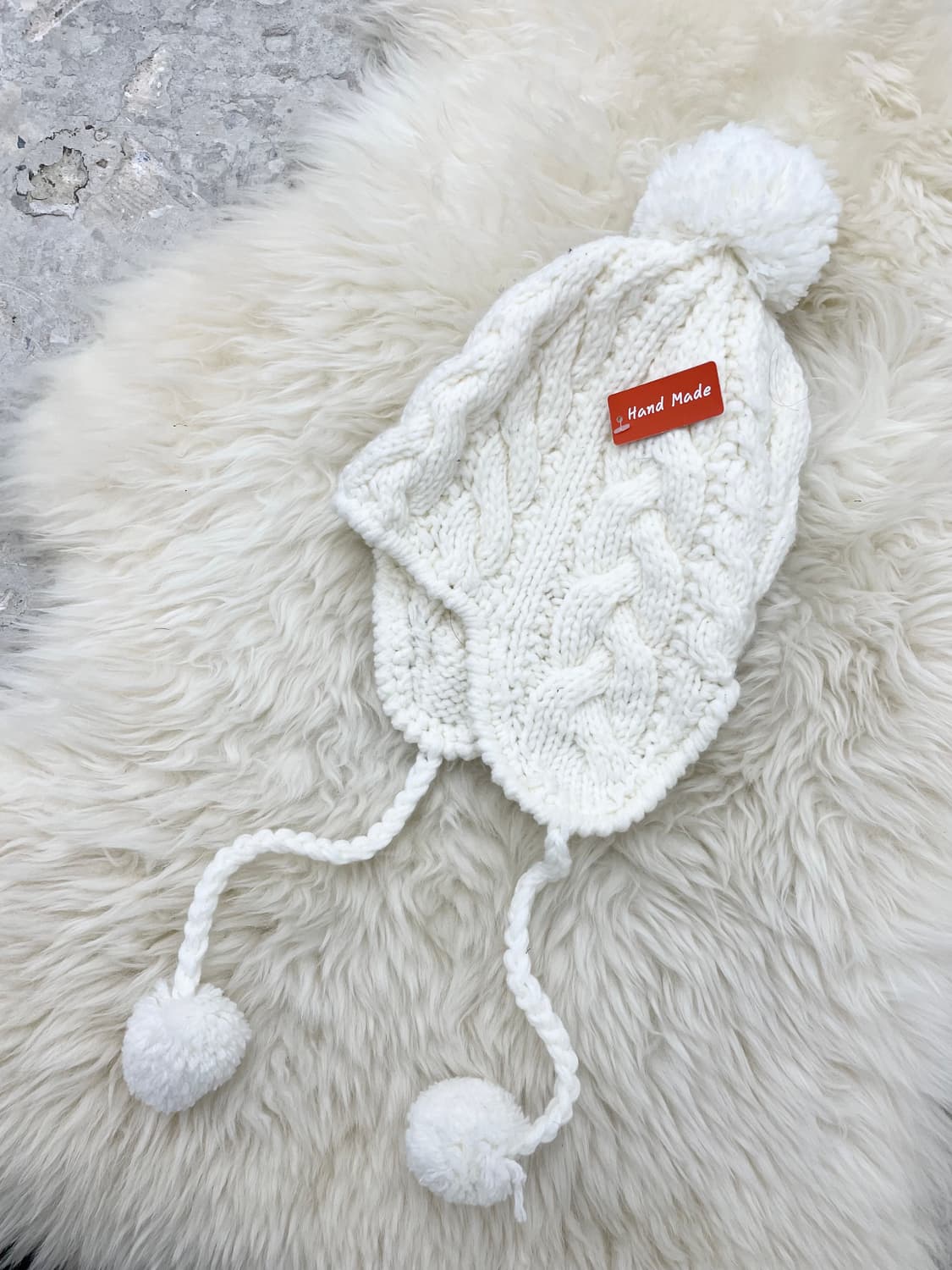 퓨어 화이트 이어플랩 방울 비니 상품이미지1