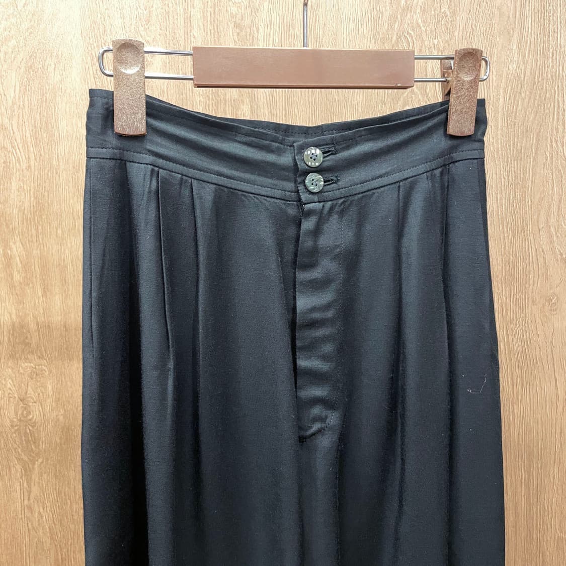 꼼데가르송 트리콧 5부 와이드 반바지 투버튼 디테일 플레어핏 블랙 상품이미지4