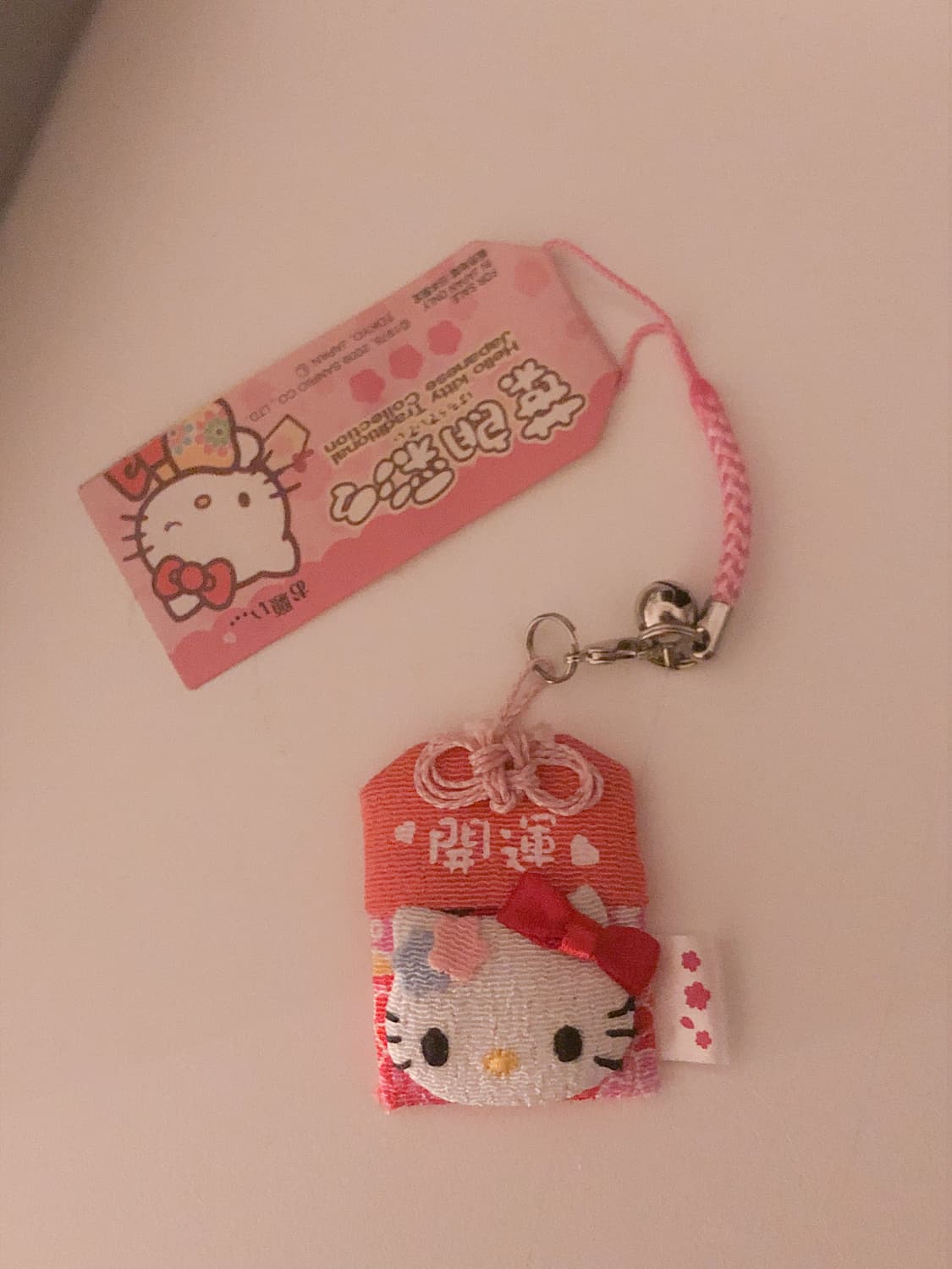 헬로키티 부적 키링 & 폼폼푸린 렌티큘러 뱃지 상품이미지1