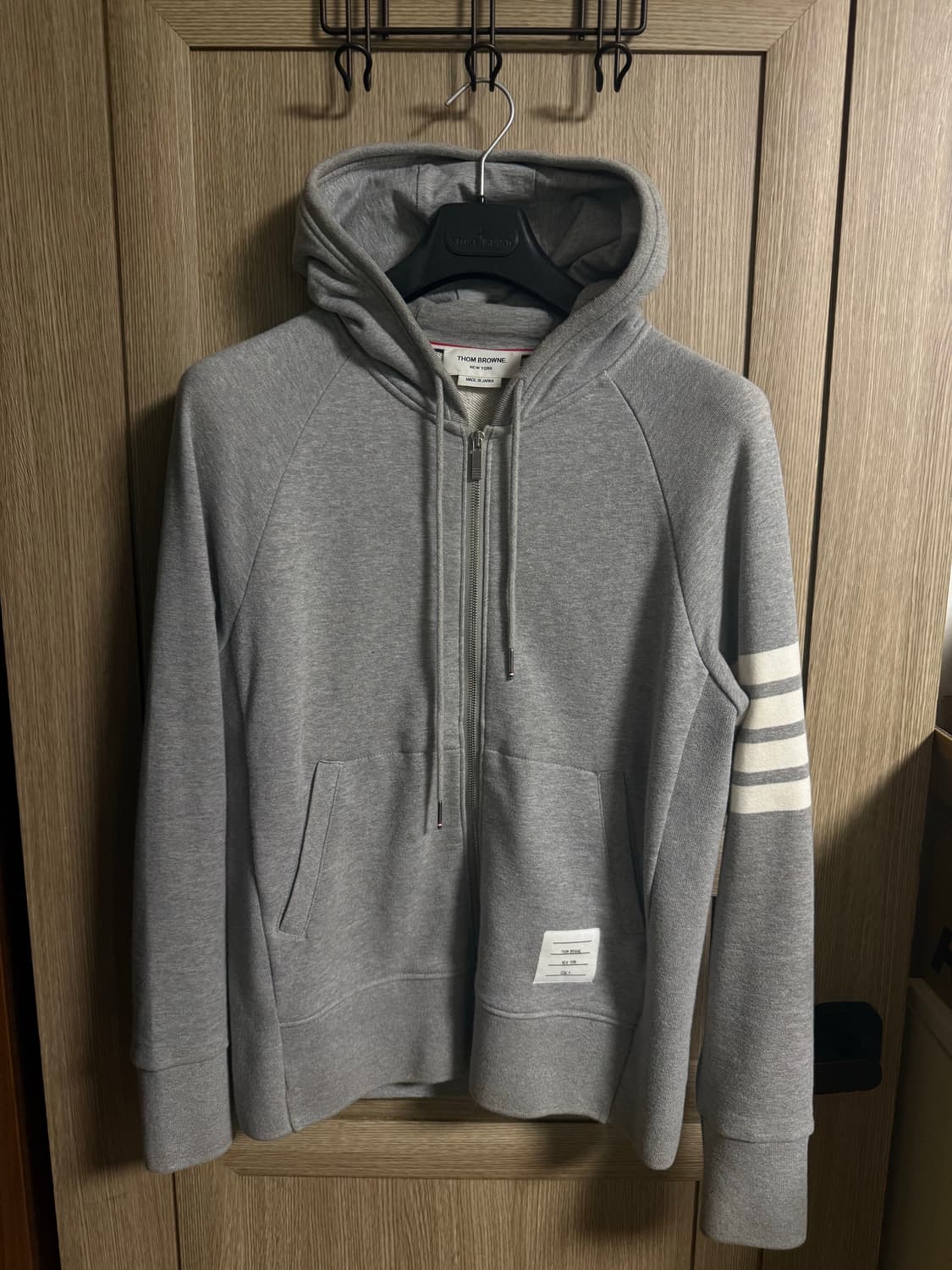 톰브라운 24SS 사선완장 후드집업 그레이  상품이미지1