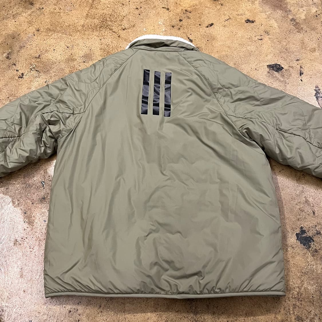 아디다스 리서시블 양면 후리스 패딩 카키 백로고  상품이미지4