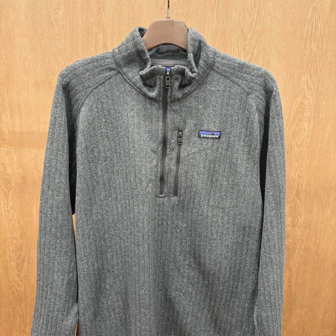 파타고니아 하이넥 플리스 하프 집업 지퍼 포켓 디테일 차콜 그레이 상품이미지4