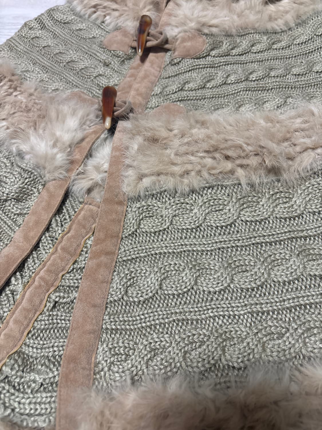 래빗퍼 트리밍 케이프 망토 라떼갸루 모리 상품이미지2