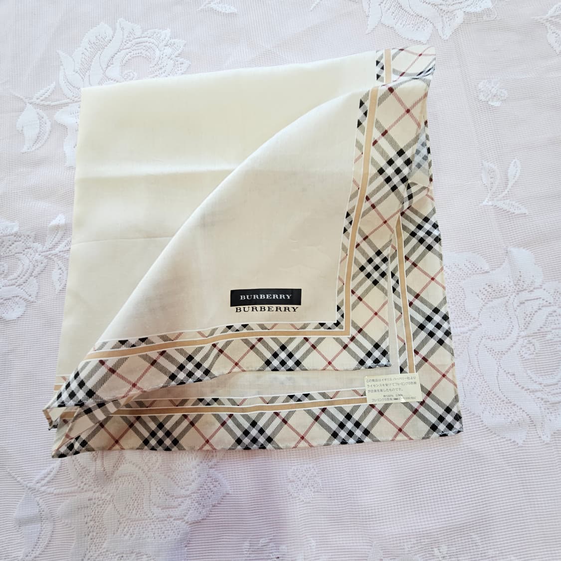 버버리 체크 패턴 손수건 상품이미지1
