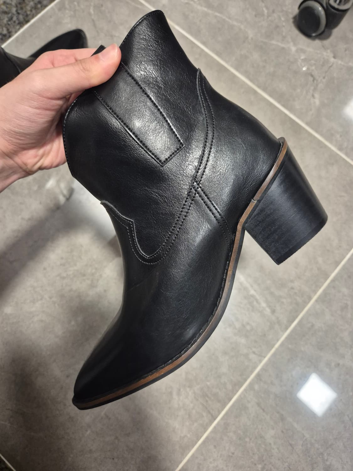 마뗑킴 웨스턴 앵클 부츠 WESTERN ANKLE BOOTS IN BLA 상품이미지6