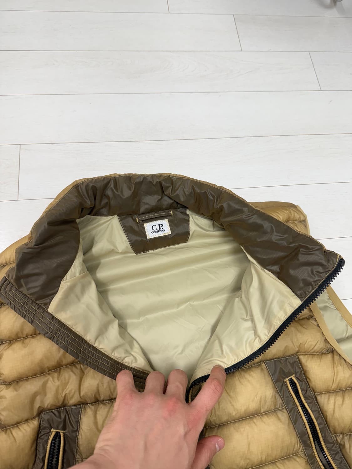 CP컴퍼니 DD 쉘 패딩 조끼 과 슈프림 티서츠 상품이미지4