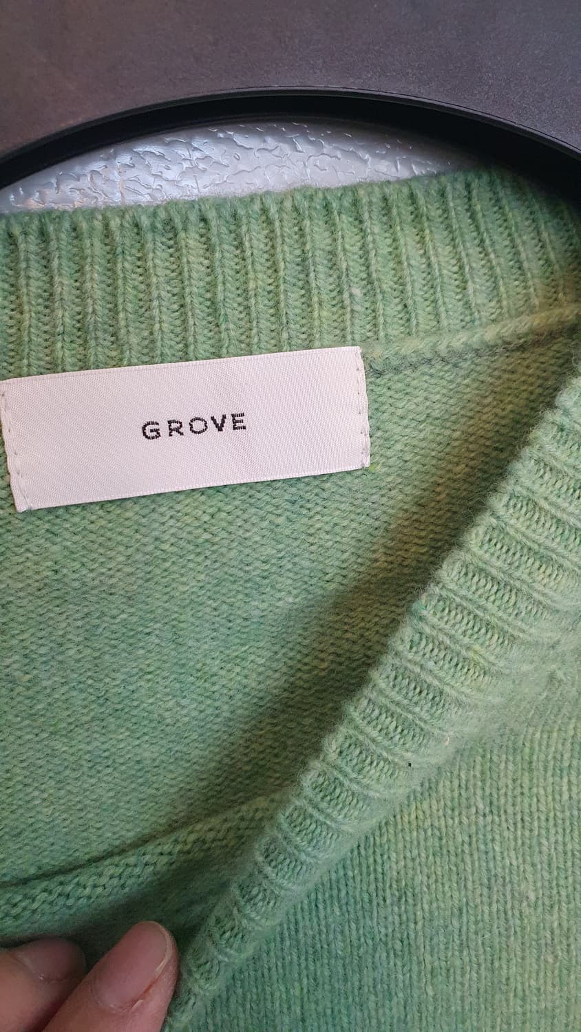 그로브 반팔 니트 그린색상입니다. 옆에 단추 디테일이 있어서 더 귀여워요 상품이미지4