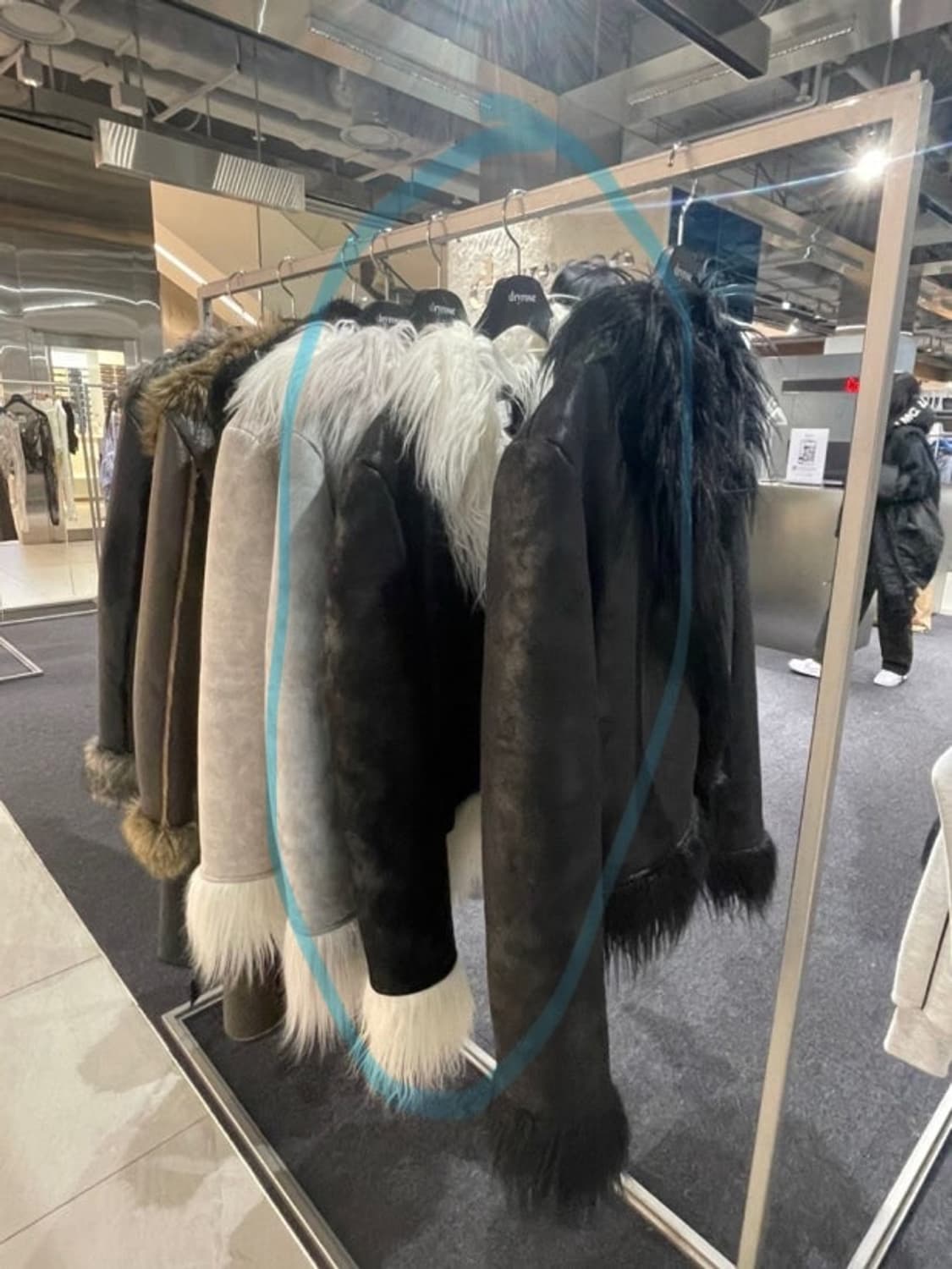 드라이로즈 퍼 무스탕 (두번째 사진 블랙 앤 화이트) 상품이미지2