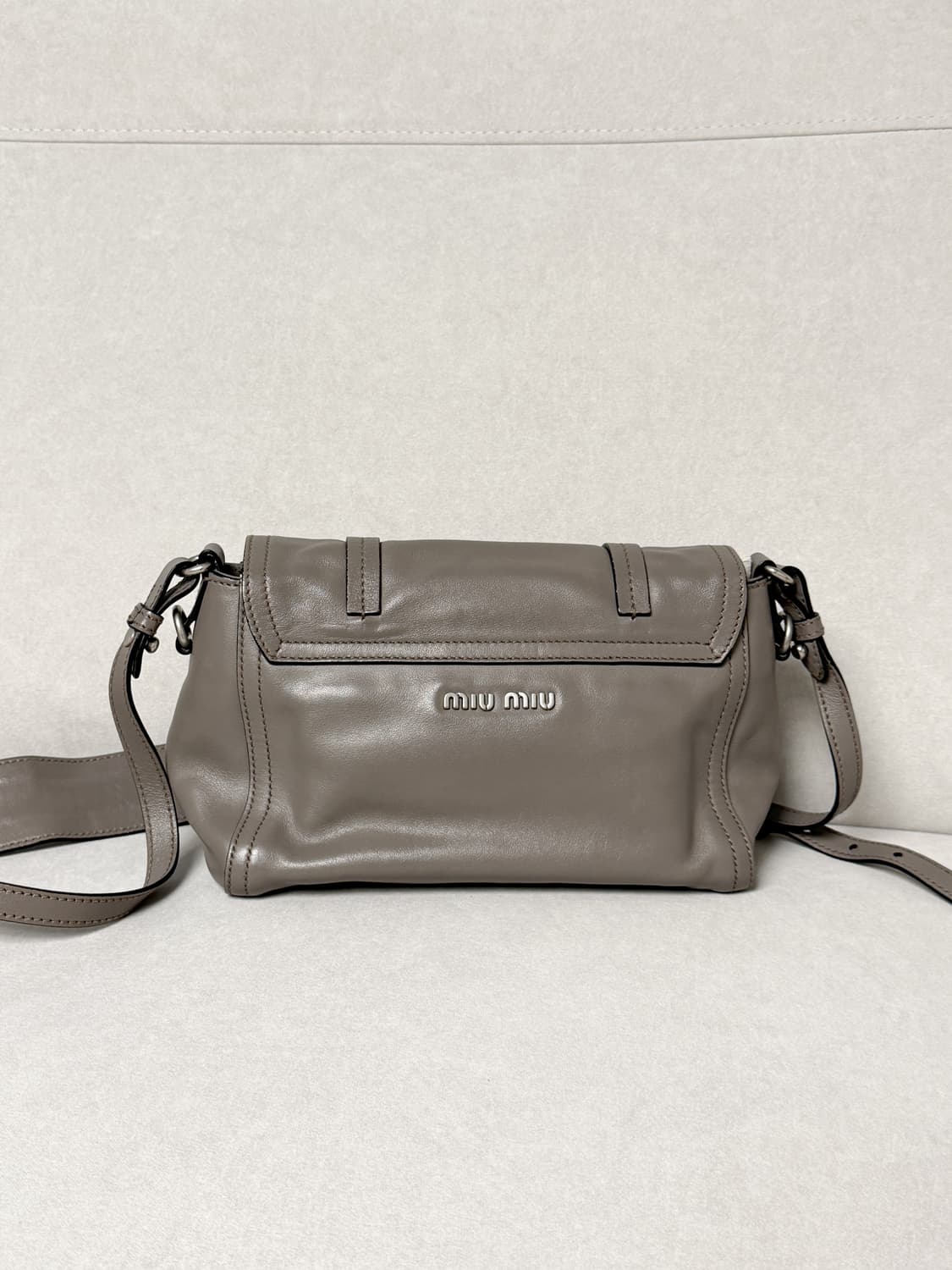 미우미우 시티 카프스킨 로고 락 플랩 크로스백 상품이미지5