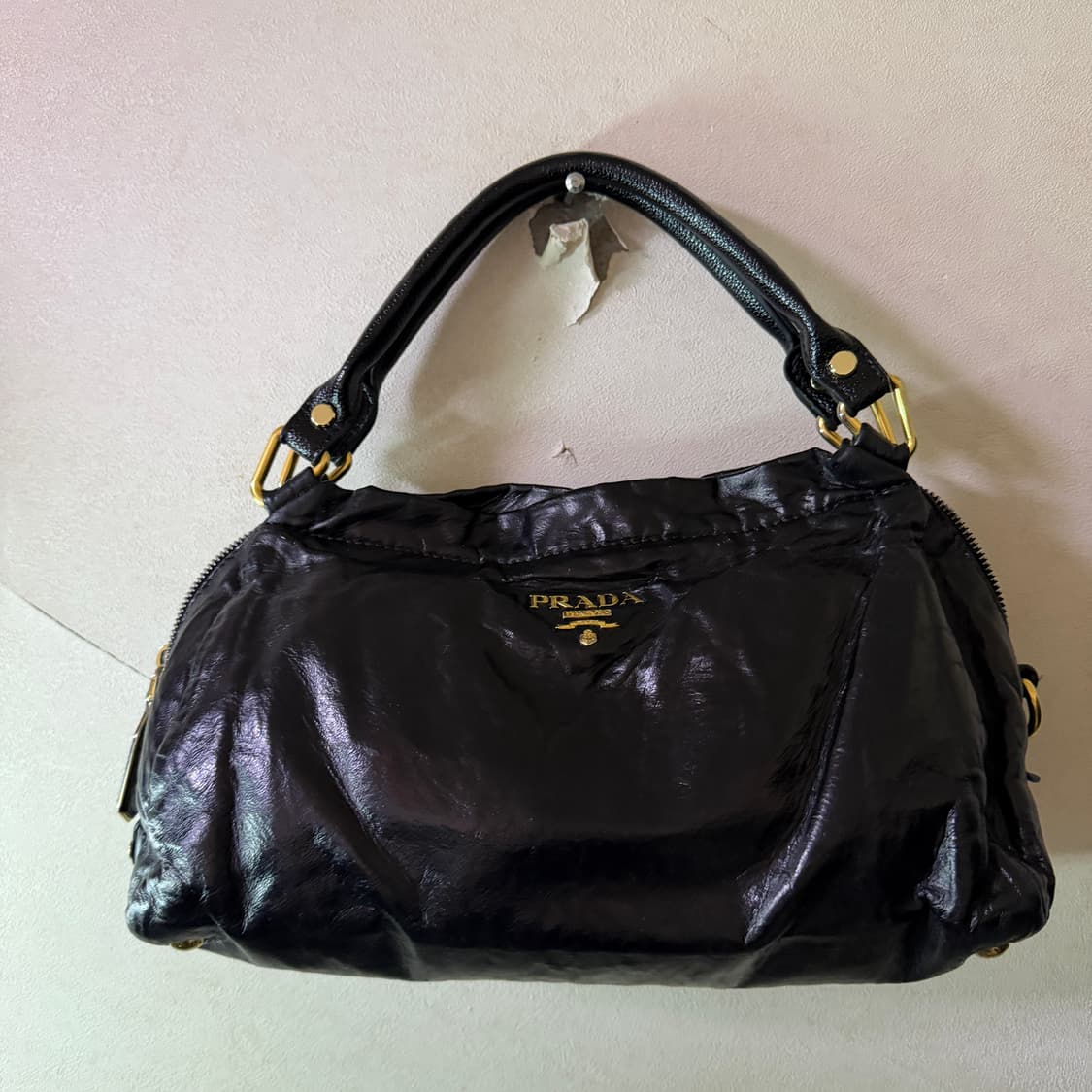 프라다 금장 황실 로고 나파가죽 토트백 상품이미지2