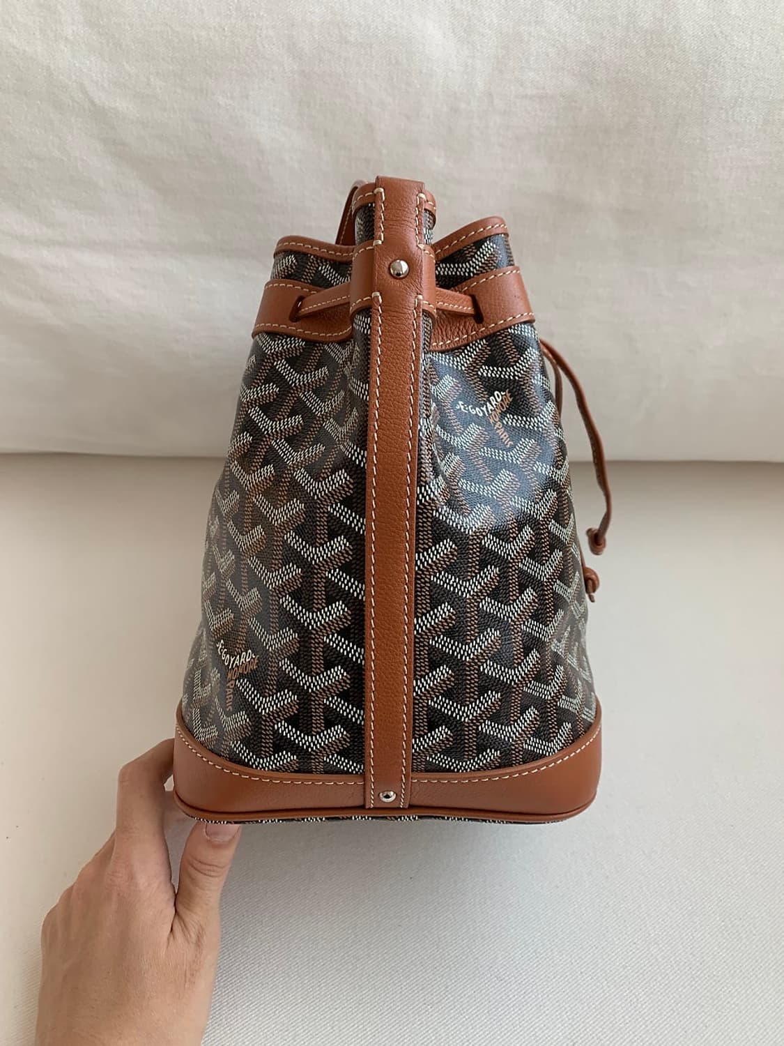 고야드 쁘띠플로 버킷백 블랙탄 상품이미지4