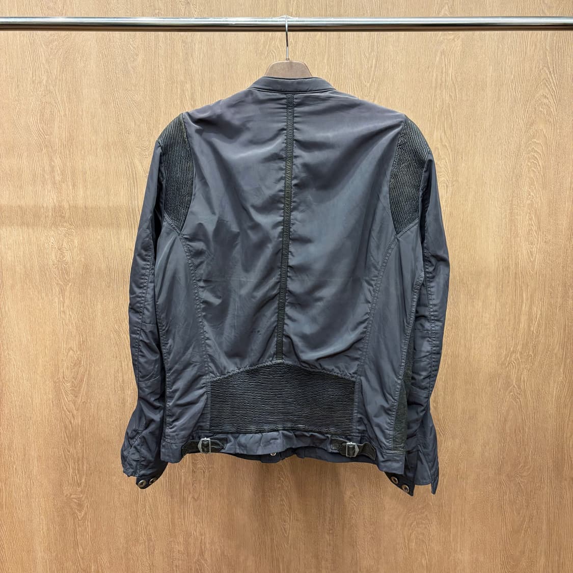 디젤 셰어링 레더 믹스 라이더 자켓 메탈 패치 셔링 디테일 차콜 브라운 상품이미지3