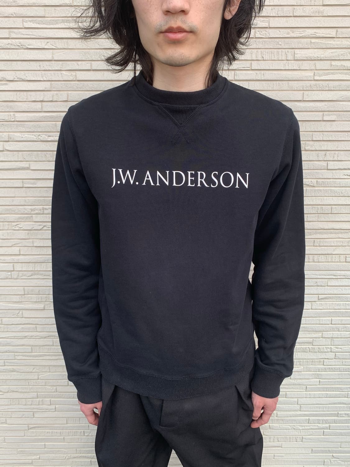 jw앤더슨 세리프 로고 맨투맨 (black) 상품이미지3