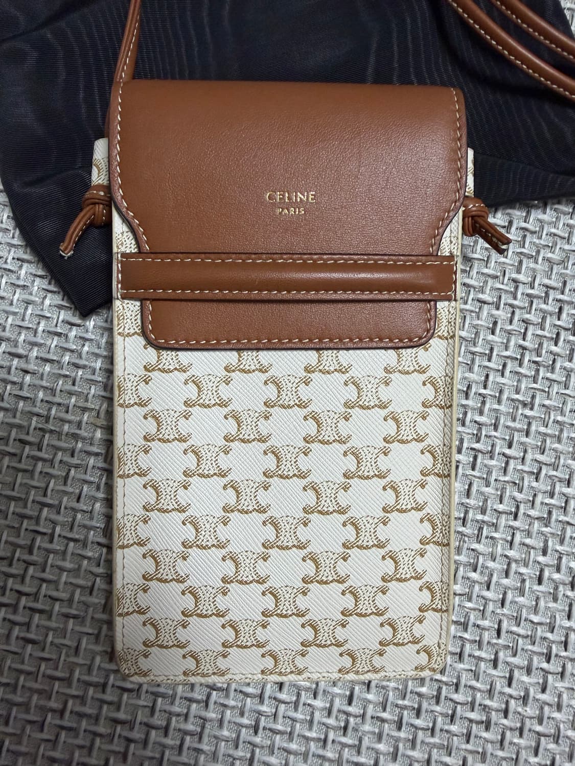 셀린느 트리옹프 캔버스 플랩 폰 파우치 화이트탄 크로스백 상품이미지2