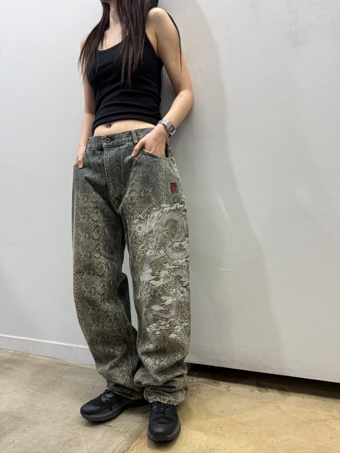 카라쿠리 타마시 패턴 디테일 자수 데님팬츠 상품이미지5