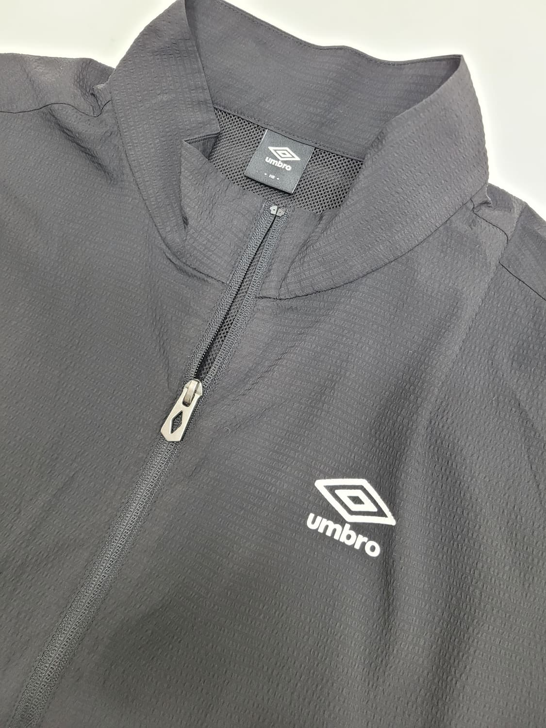 UMBRO 24SS 시어서커 스탠넥 아노락 바람막이 / 남 110 블랙
 상품이미지3